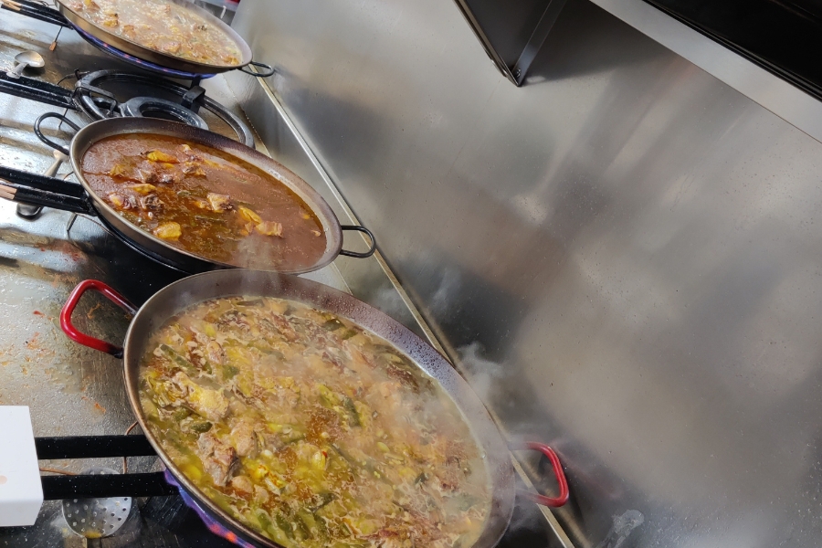Comer arroz del senyoret Pinedo
