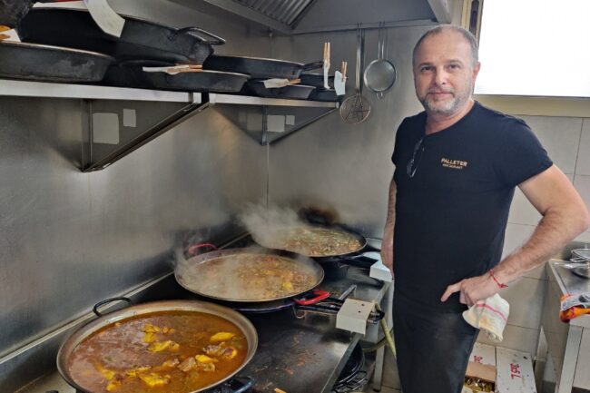 Comer arroz del senyoret en Pinedo