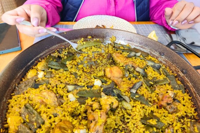 Comer arroz en Pinedo