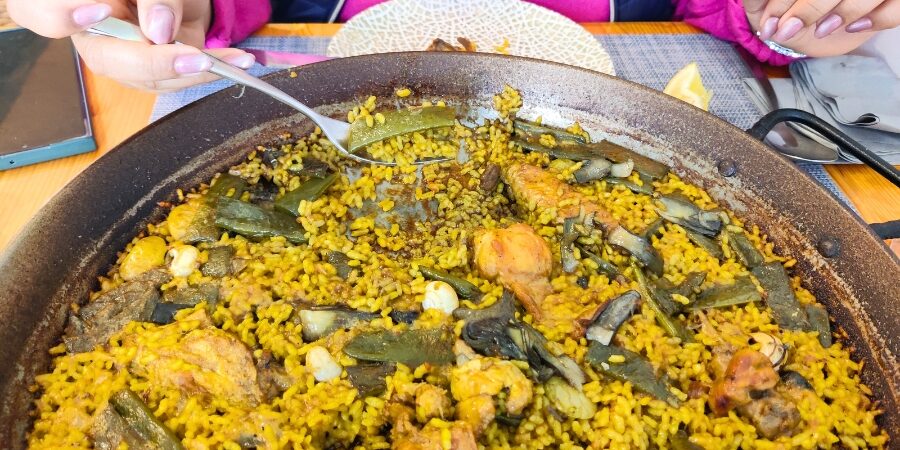 Comer arroz en Pinedo