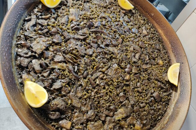 Comer arroz negro en Pinedo
